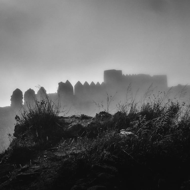 Fortaleza en la niebla